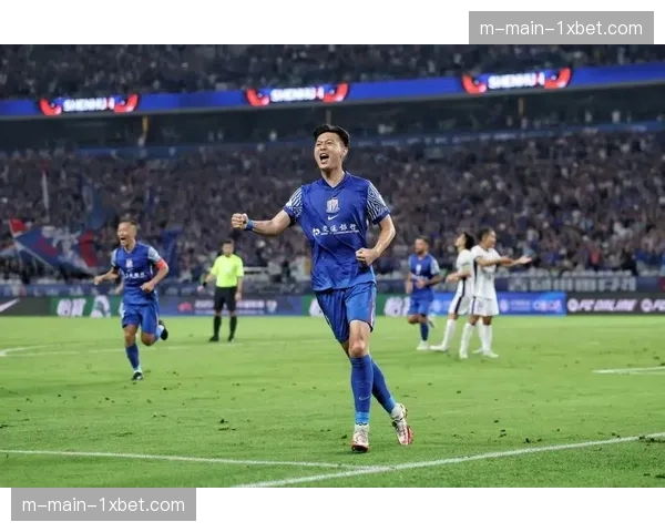 米内罗中柱后伤退 申花外援开场8分钟击中门柱